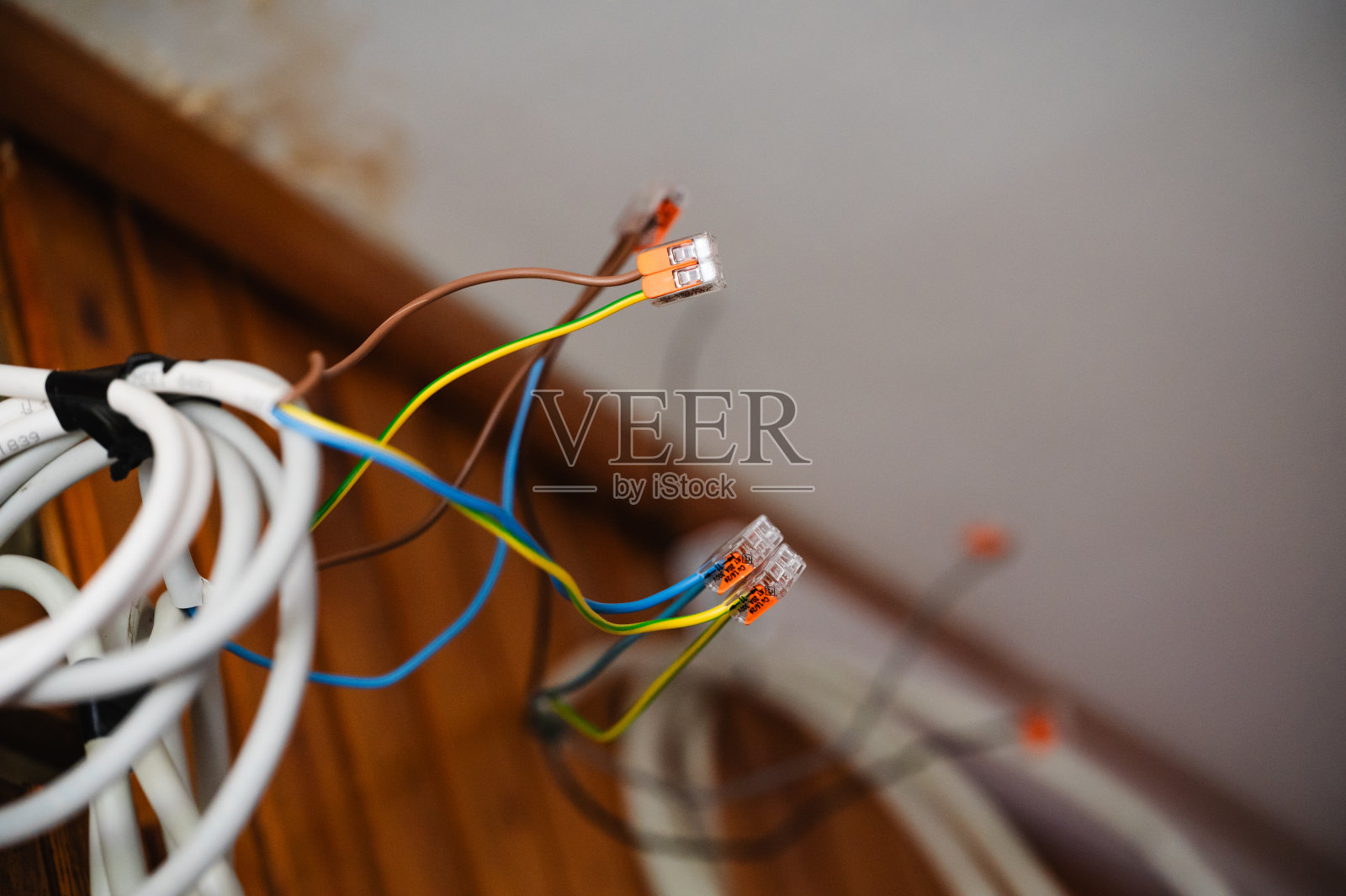 墙上有连接器的电线照片摄影图片