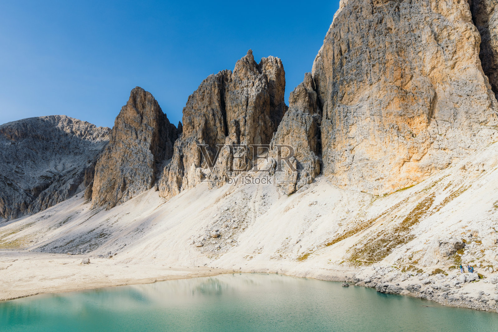 戏剧性的山峰和水晶蓝湖在高海拔的白云石阿尔卑斯山照片摄影图片