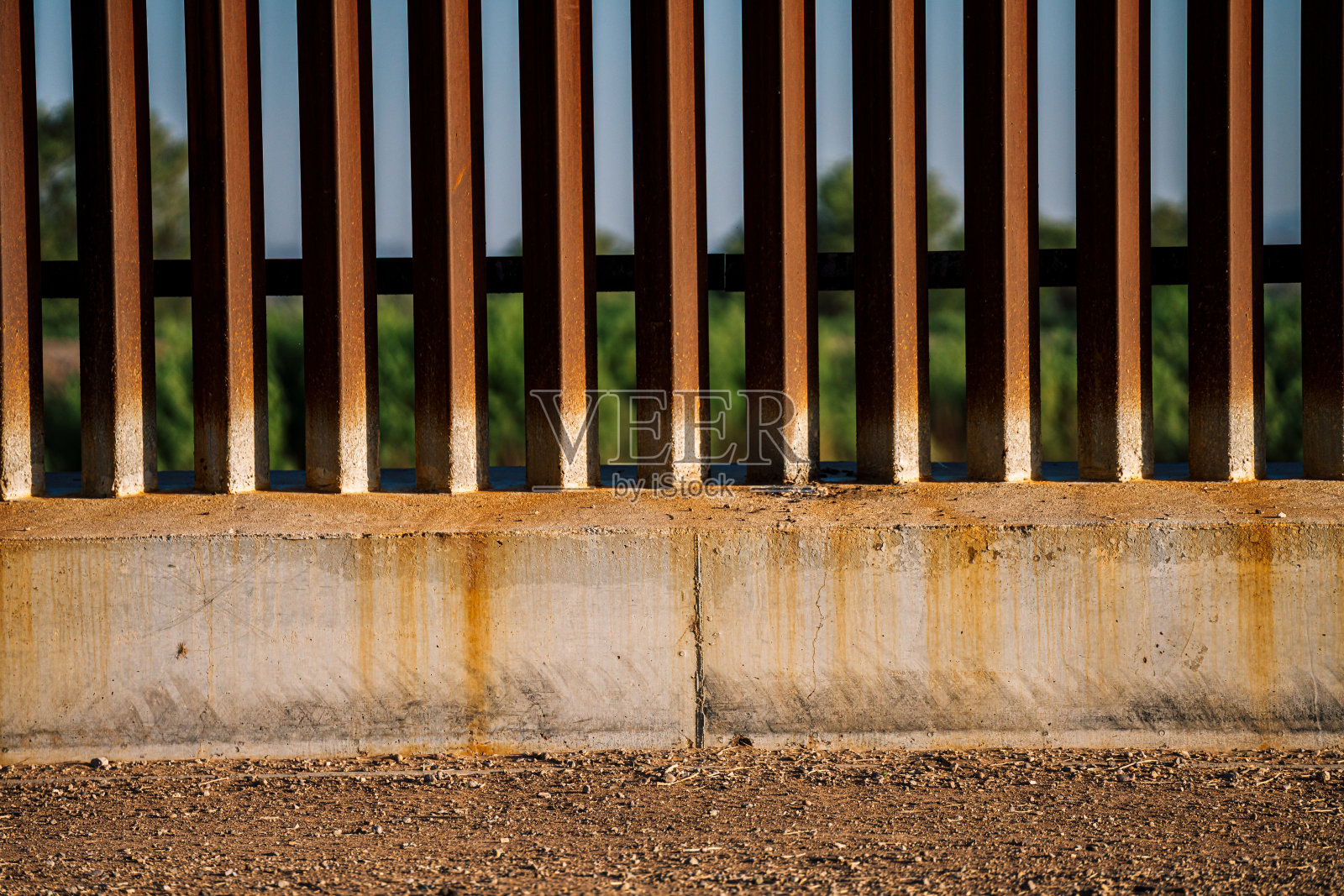 分隔美国和墨西哥的美国边境围墙的混凝土基础照片摄影图片