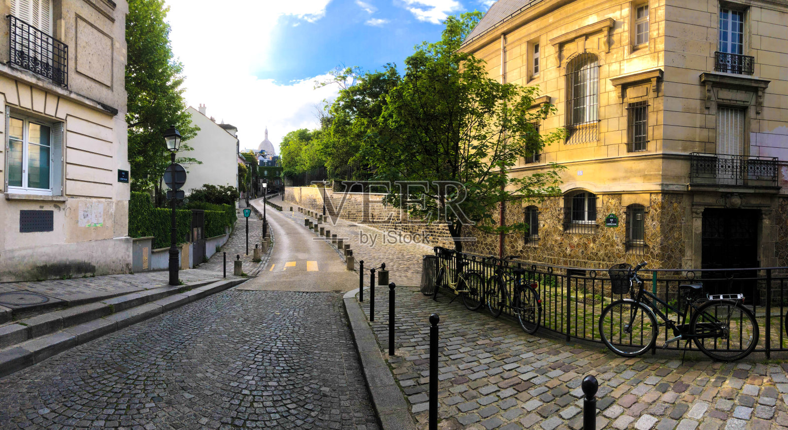 法国巴黎:Rue de L'Abreuvoir(蒙马特),止于sacr<s:1> - coeur照片摄影图片