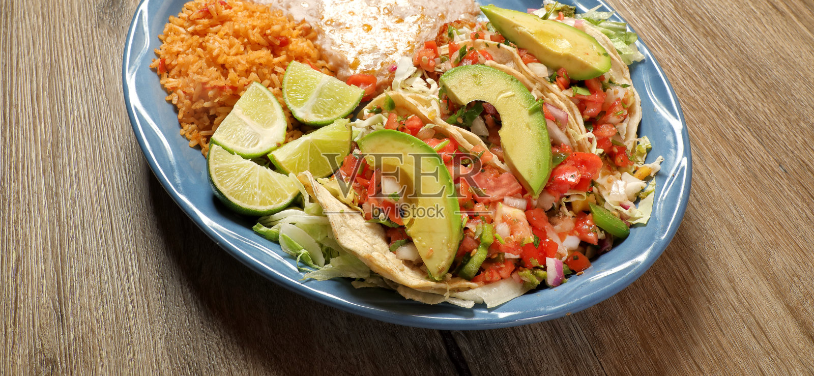 木桌上的鱼玉米饼照片摄影图片