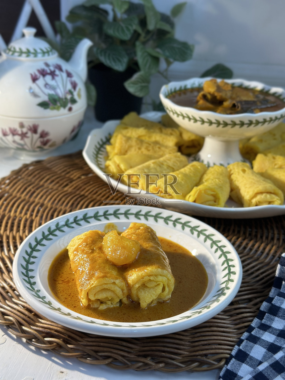 印度烤饼(Roti Jala)是马来西亚的传统食物,是一种受欢迎的马来小吃,配上咖喱菜照片摄影图片