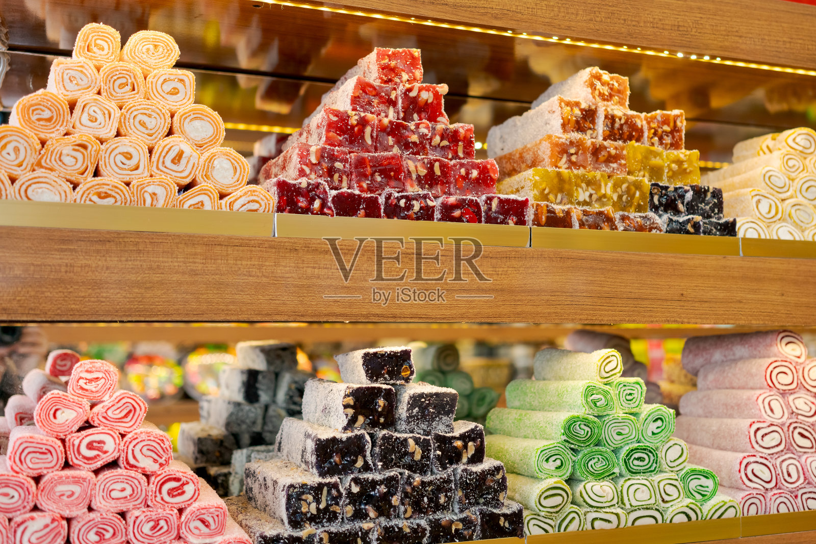 商店里陈列着各色各样的土耳其美食。照片摄影图片