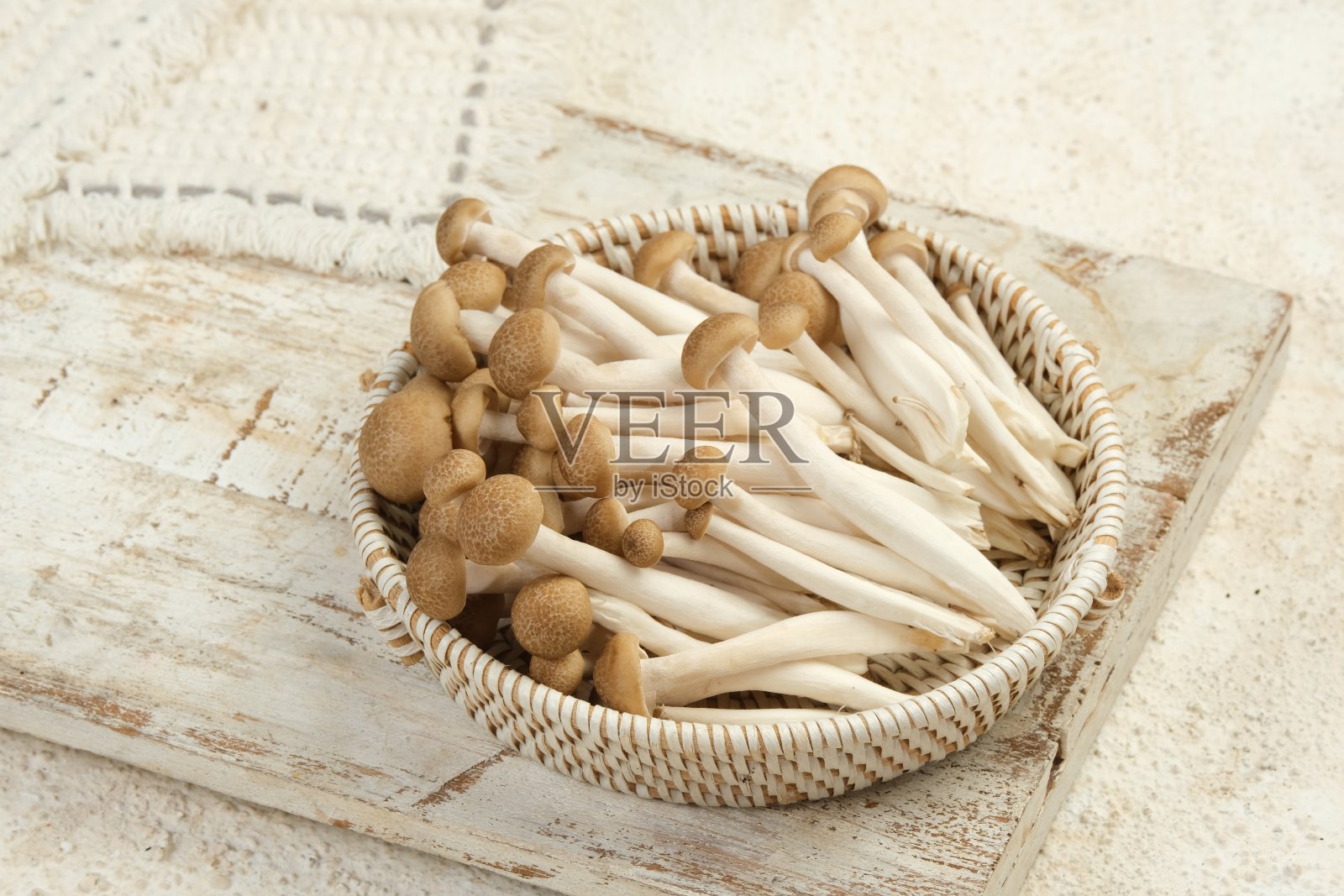 Shimeji蘑菇或棕色山毛榉蘑菇照片摄影图片