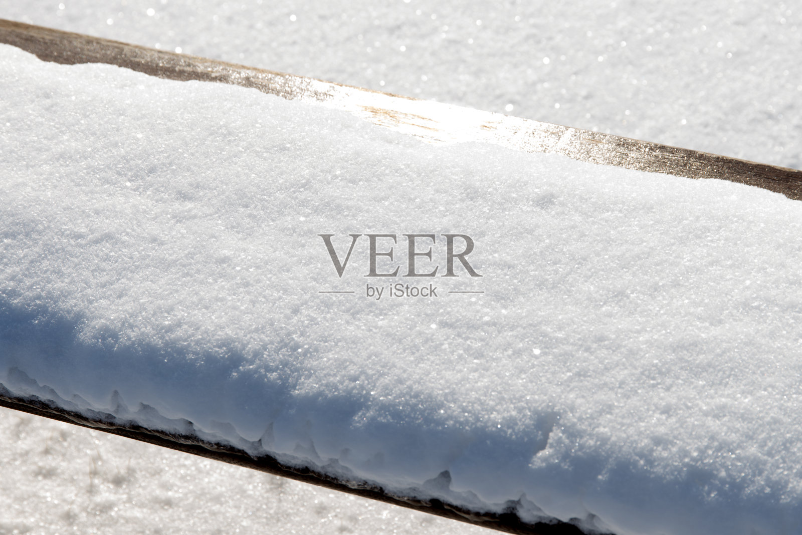 白雪覆盖的长椅上照片摄影图片