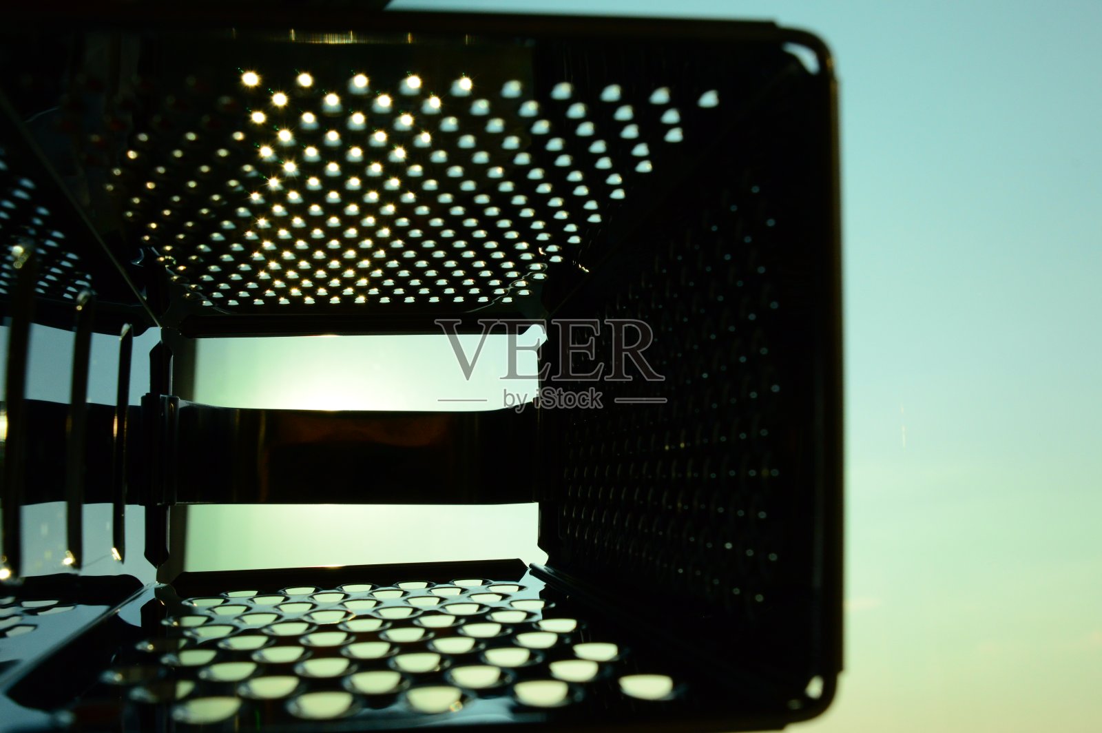 在夕阳下磨碎照片摄影图片