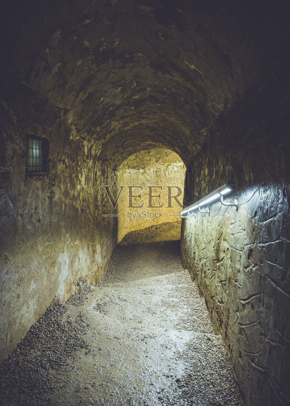 地狱火洞隧道切入石灰岩山坡照片摄影图片