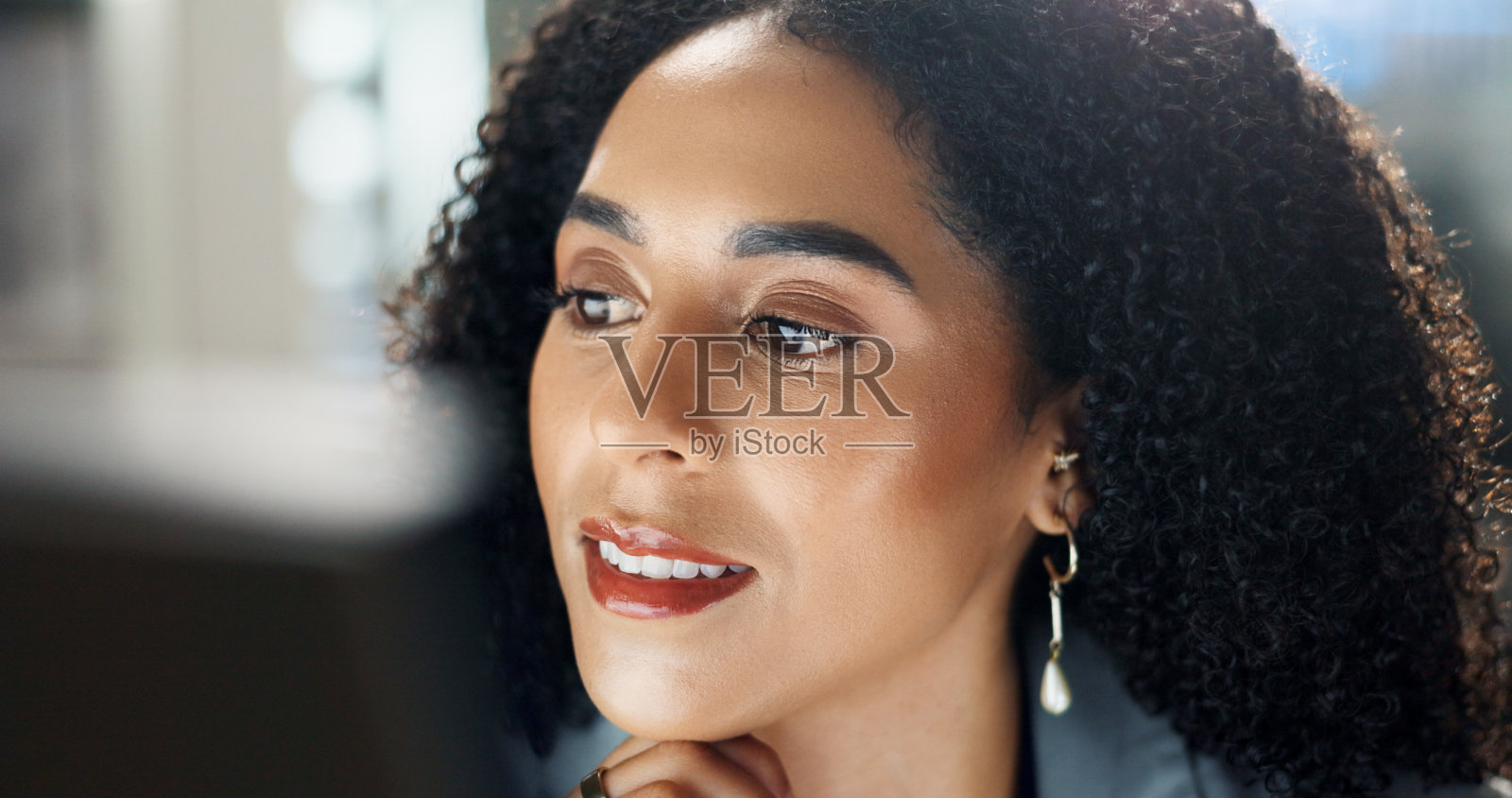 在线,办公室和商务女性在电脑上进行项目,提案和研究。企业顾问,专业人士和个人电脑显示器的互联网,网站搜索和规划的职业生涯照片摄影图片