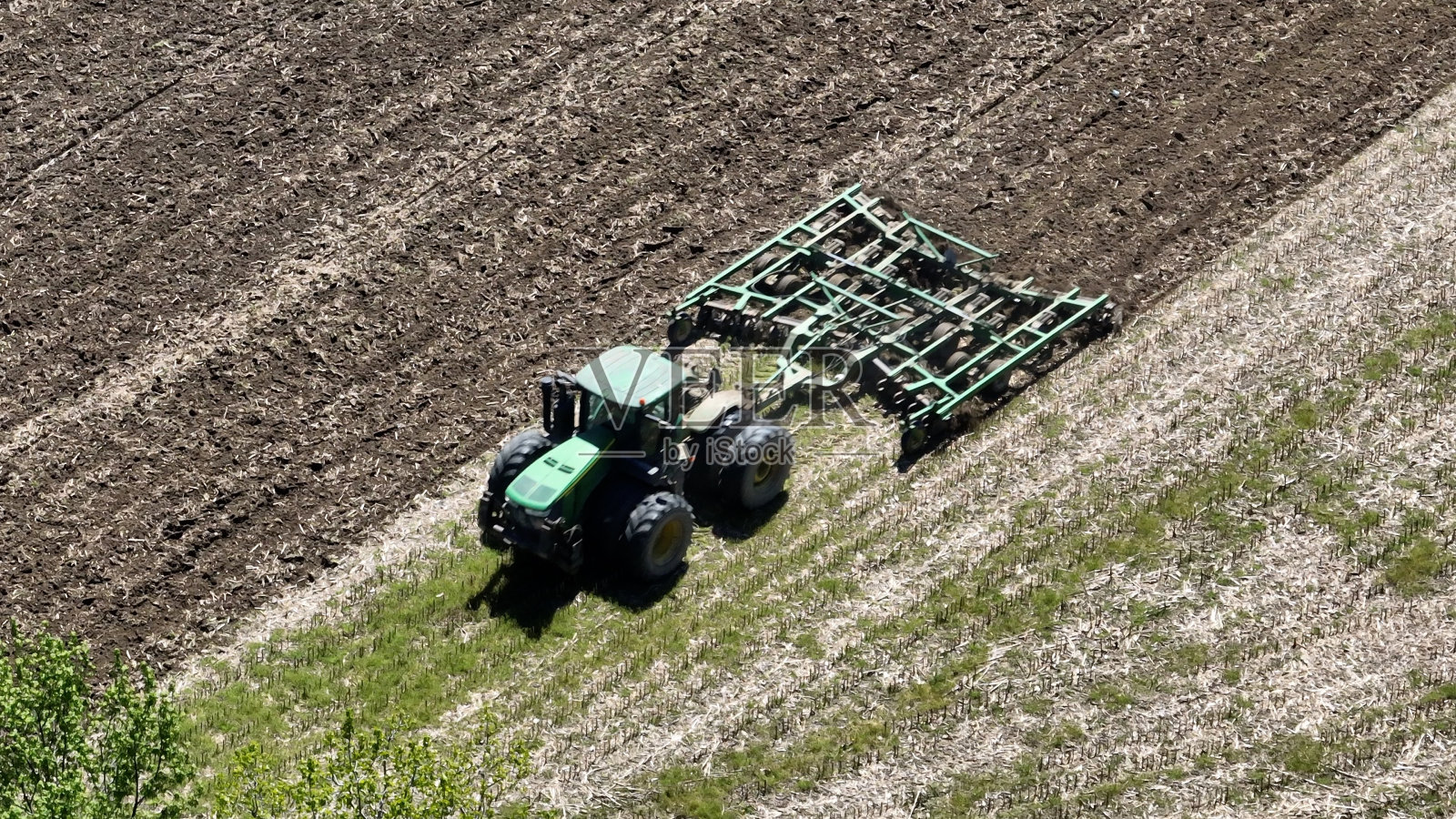 美国的农田,农民在阳光下耕作照片摄影图片