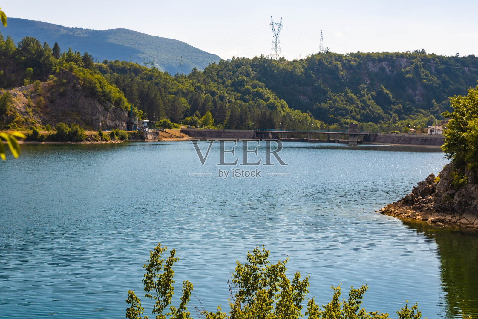 Radoinja湖(Radoinjsko jezero)-位于Zlatar山的Uvac峡谷中的一颗水宝石,周围是松树林,背景是塞尔维亚的一座大坝照片摄影图片