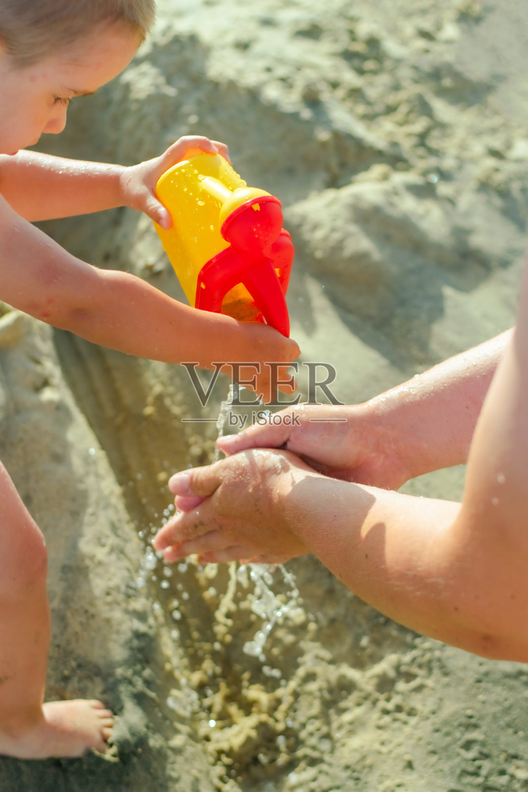 可爱的蹒跚学步的小男孩玩水的股票照片照片摄影图片