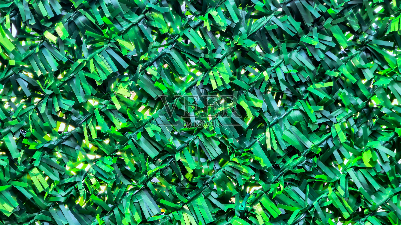 铺满人造草的墙照片摄影图片