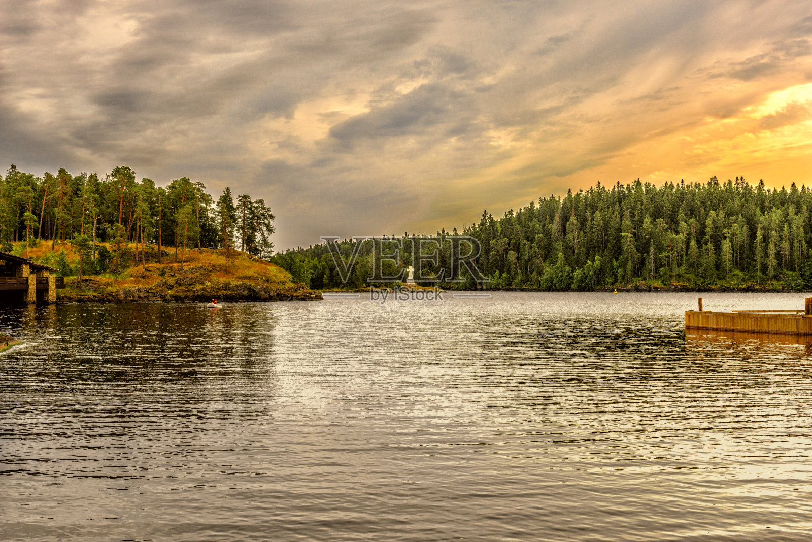 Rybachy岛上的修道院湾景观和纪念十字架照片摄影图片