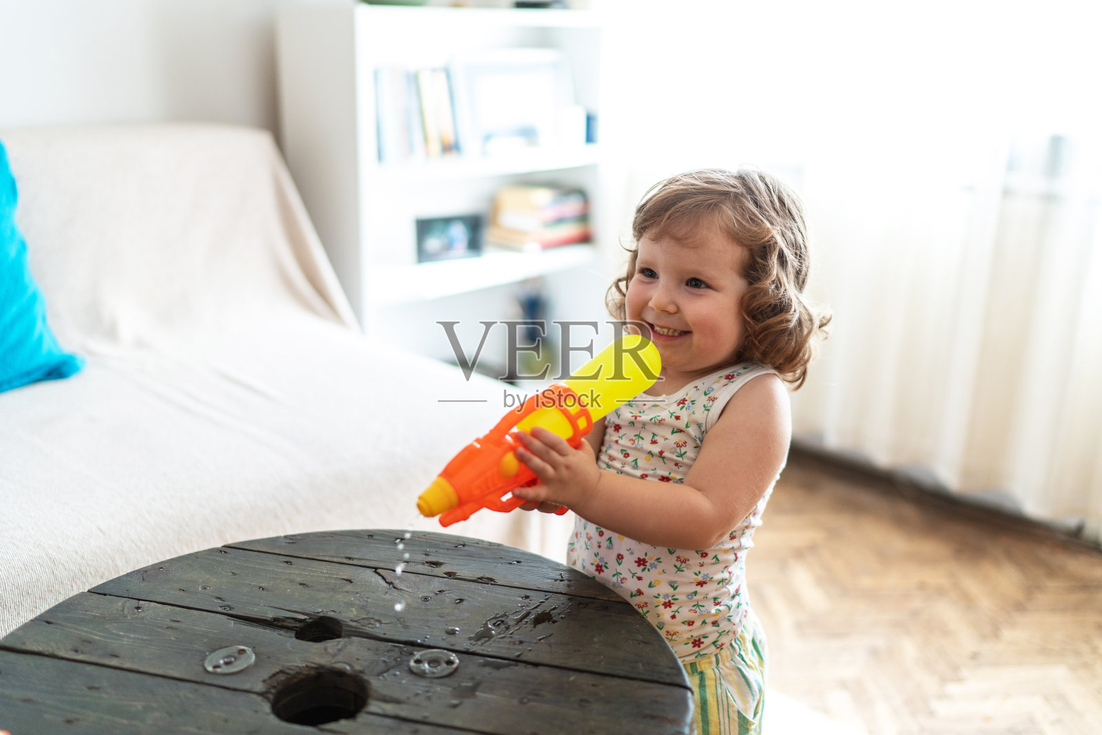 在家里玩夏天照片摄影图片