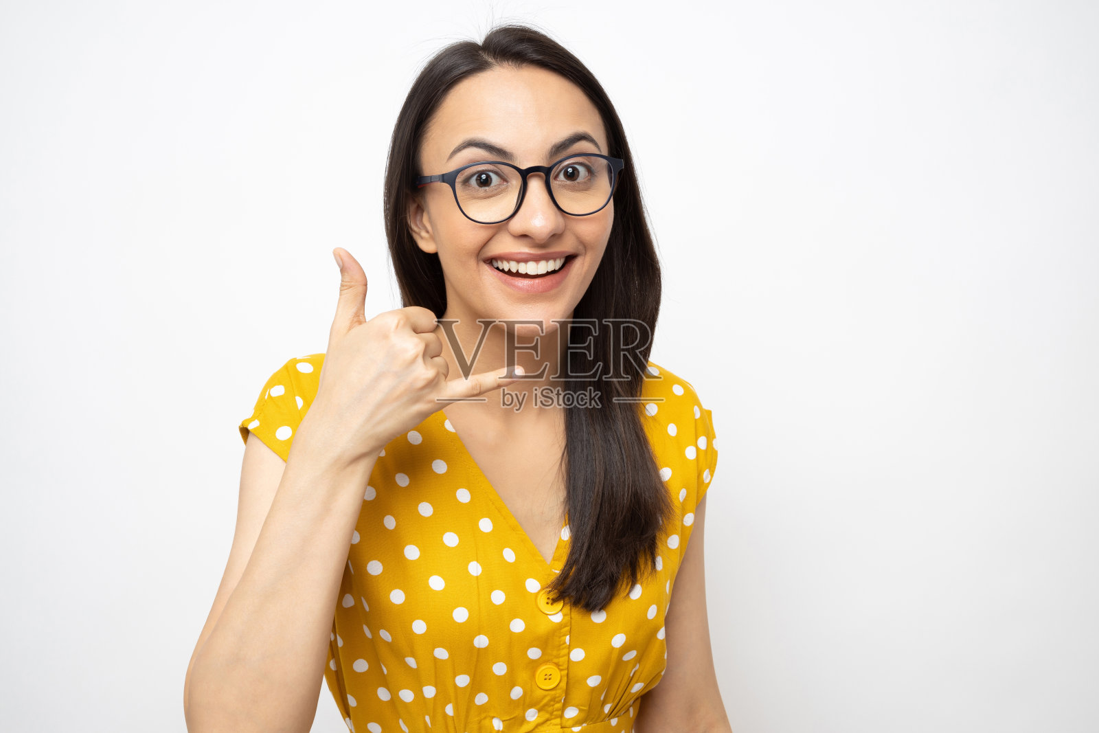 漂亮的女士穿着白色的圆点裙孤立在白色背景股票照片照片摄影图片