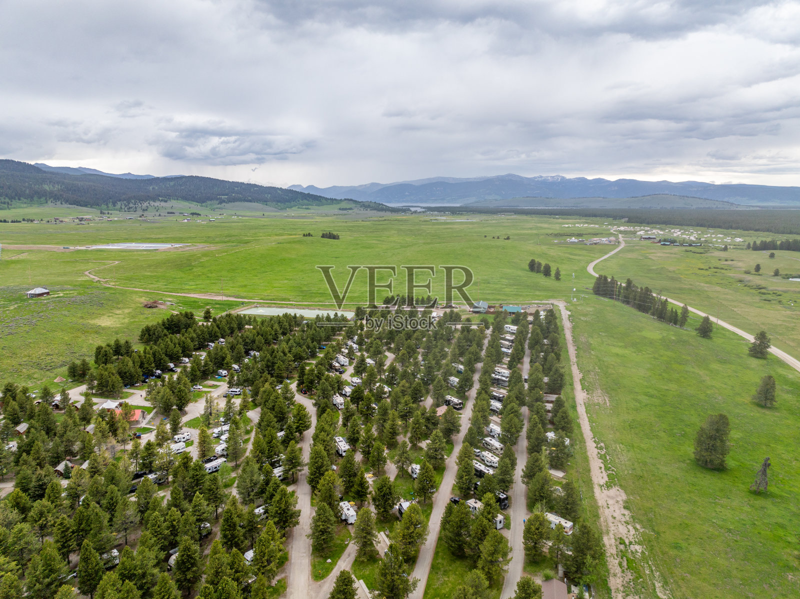 美国蒙大拿州20号公路和西黄石公园的景色照片摄影图片