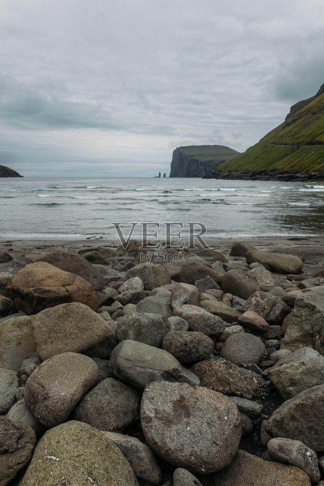 从Saksun在法罗岛看到美丽的风景在夏天的时候与阳光照片摄影图片