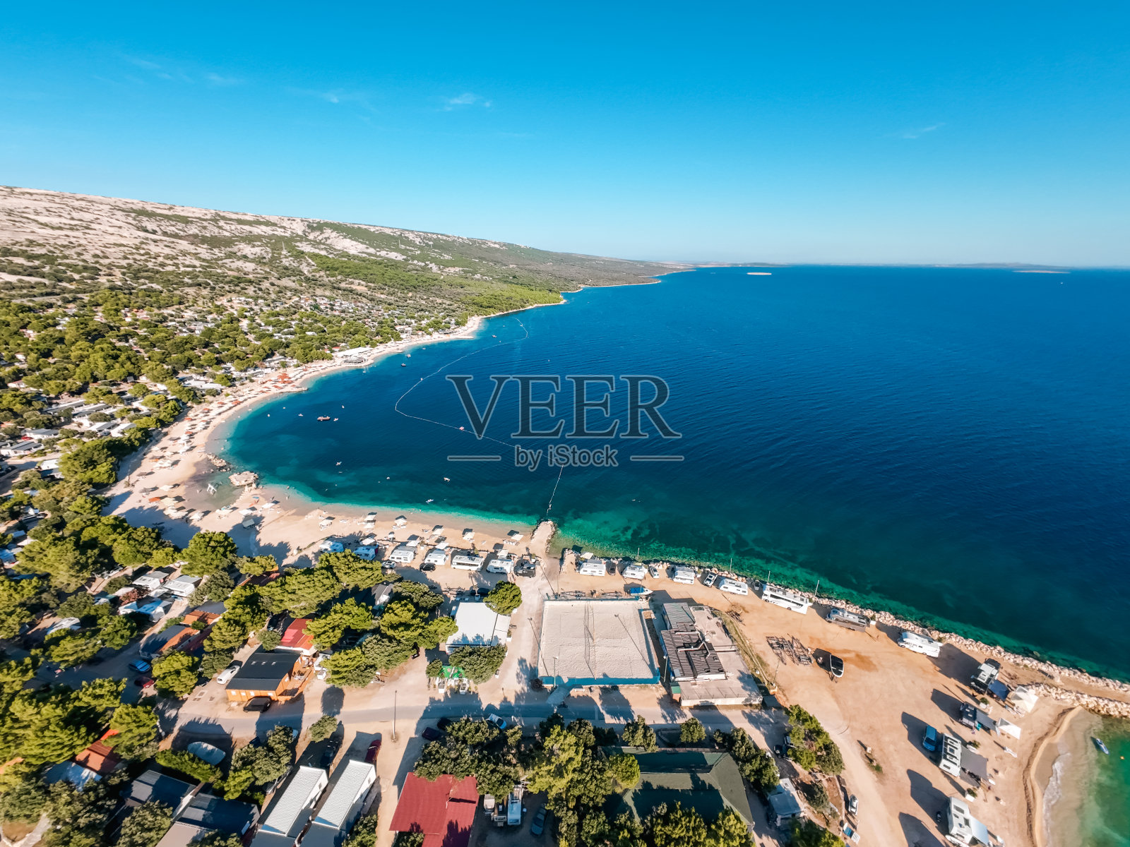 鸟瞰图克罗地亚露营地在海上,沙滩照片摄影图片