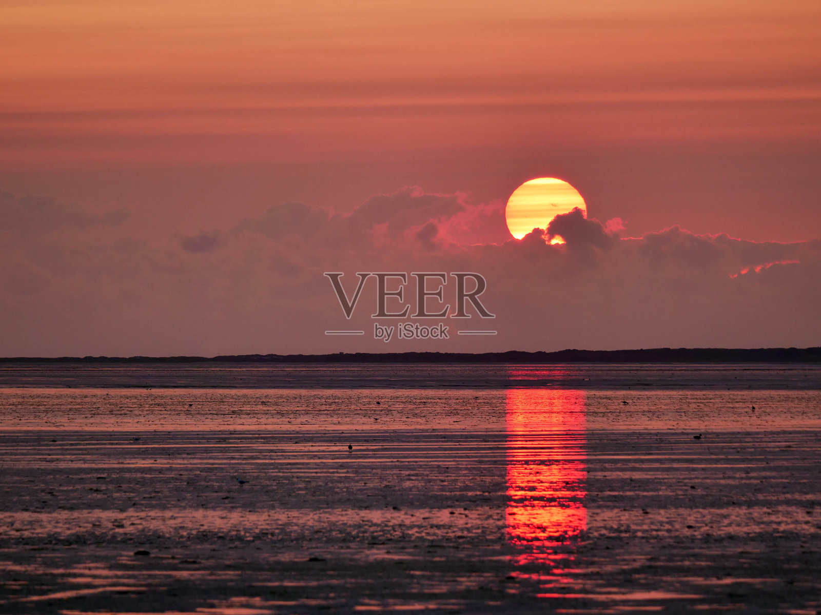 本瑟希尔附近瓦登海的日落和云彩照片摄影图片