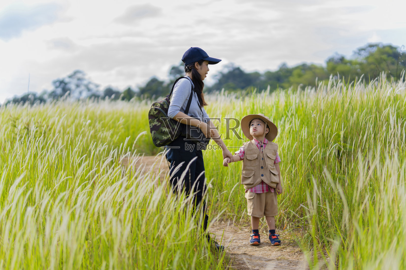 亚洲母子在小径上徒步旅行。照片摄影图片