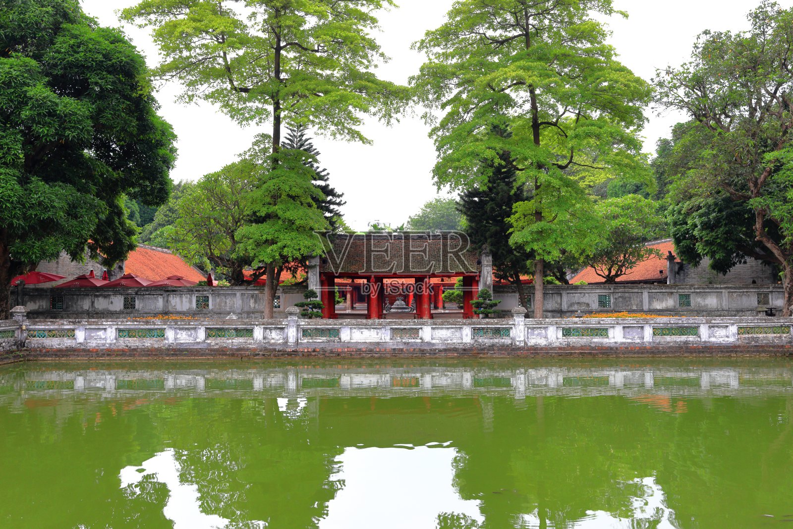 文庙(Van Mieu Quoc Tu Giam),一座有神龛和正门的孔庙照片摄影图片