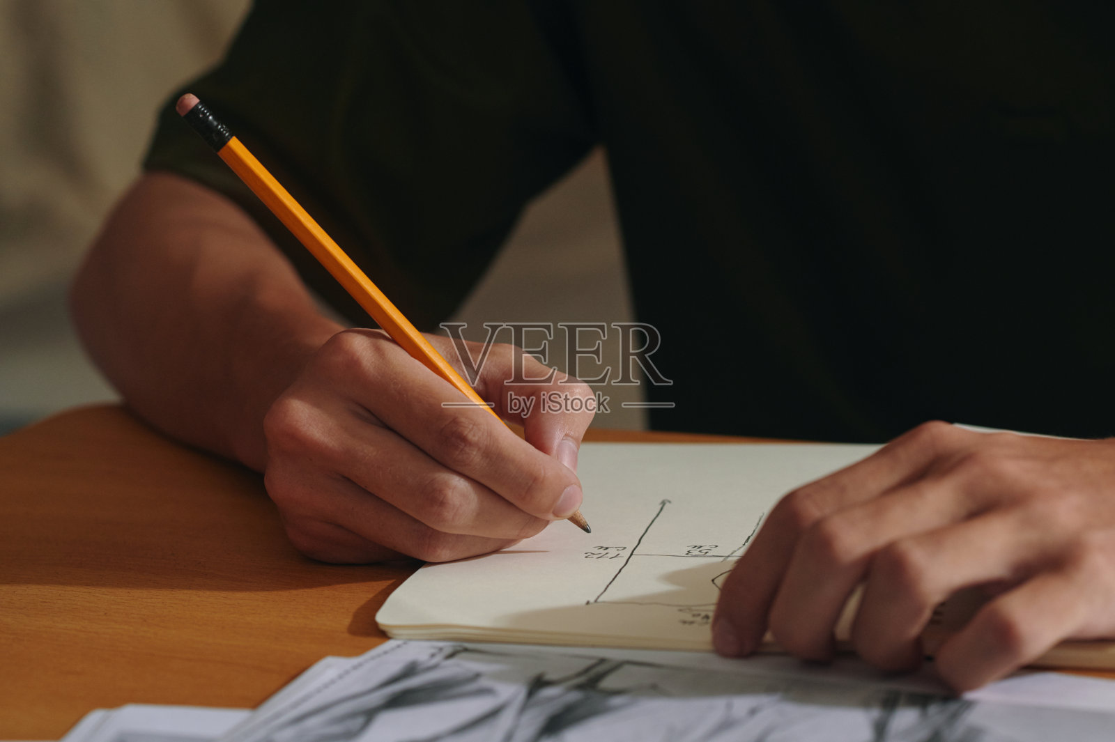 时装设计师在Copybook绘图照片摄影图片