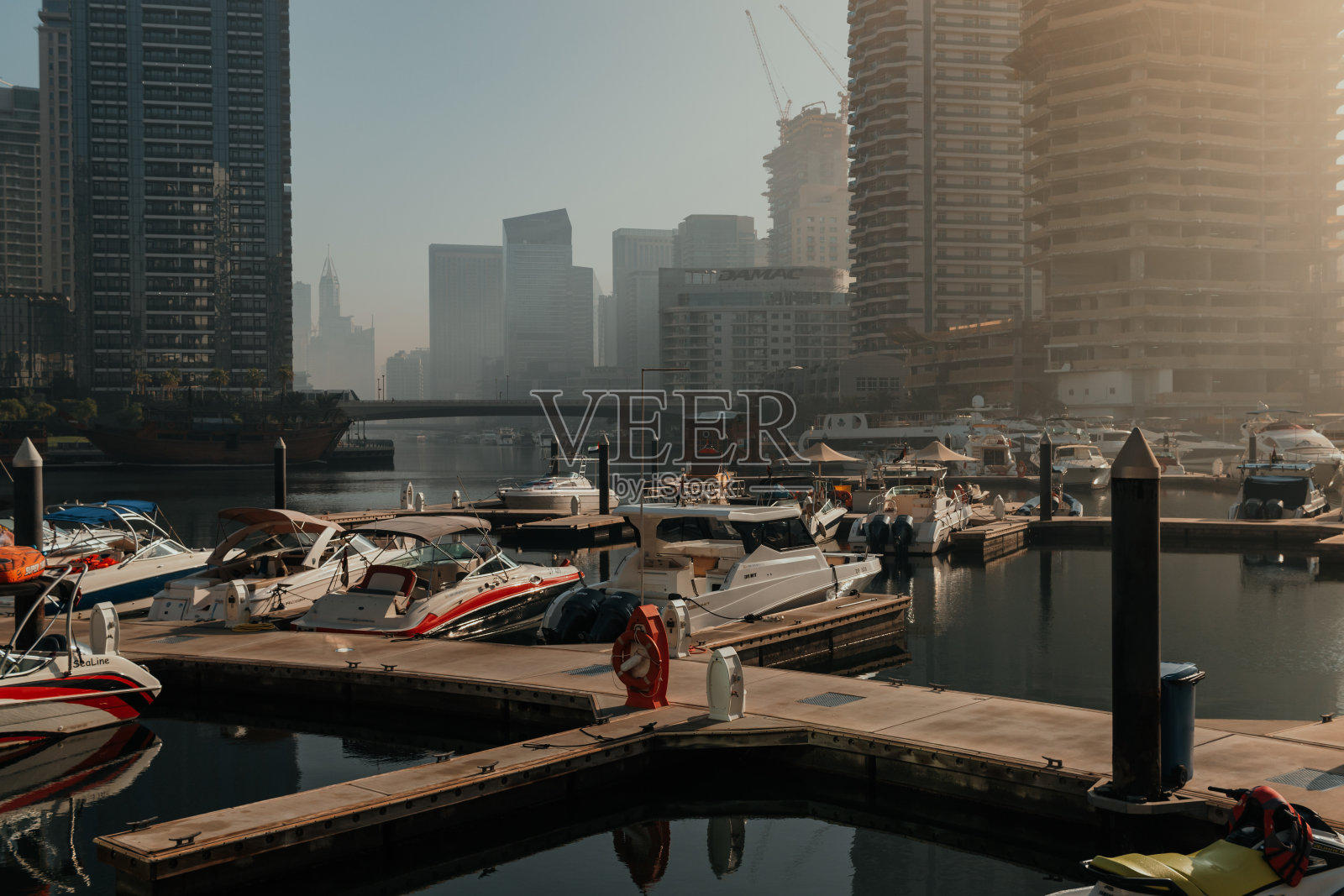水边现代高层建筑步道照片摄影图片