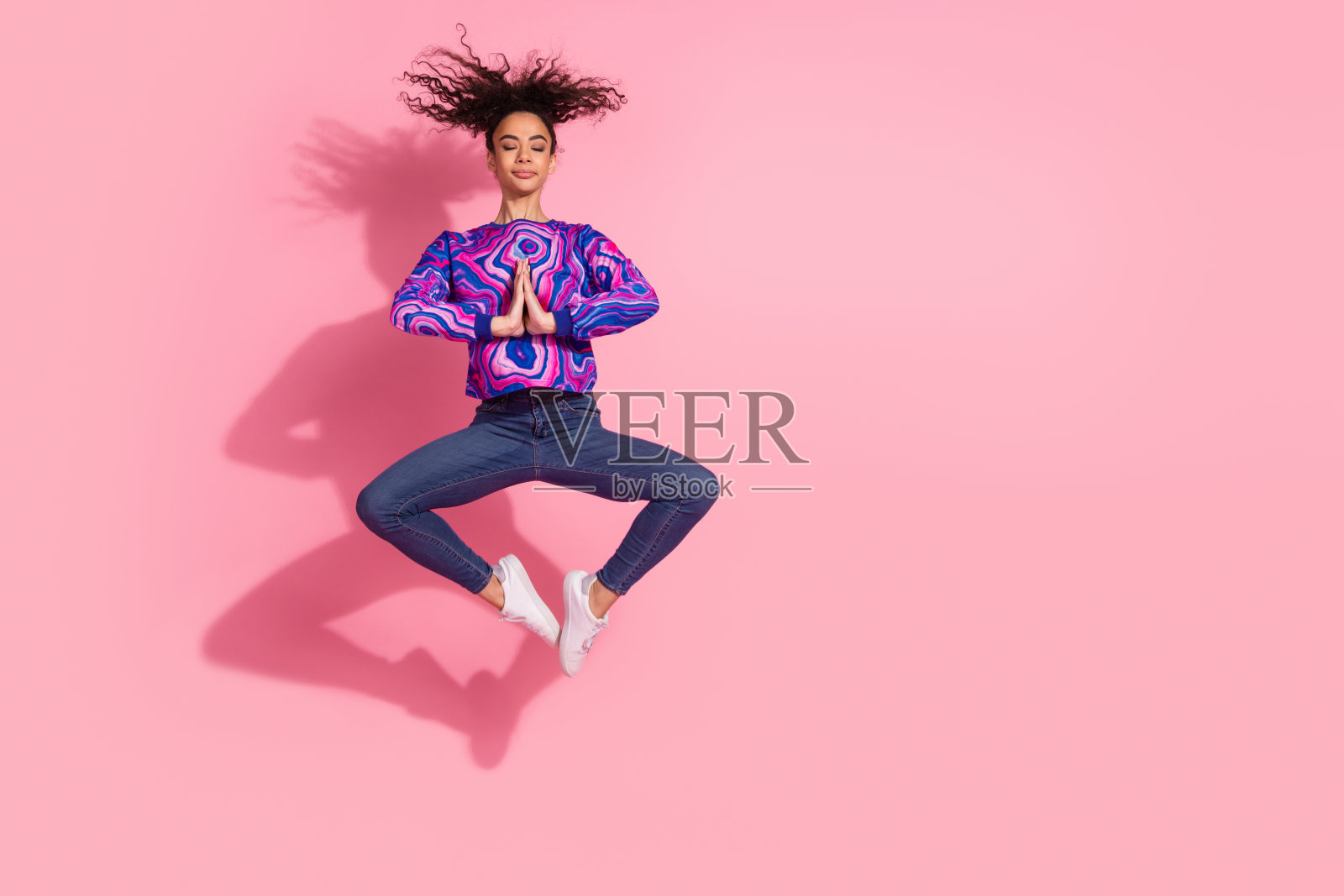 全身照片光泽迷人的女士穿着紫色运动衫跳高享受瑜伽空空间孤立的粉红色背景照片摄影图片