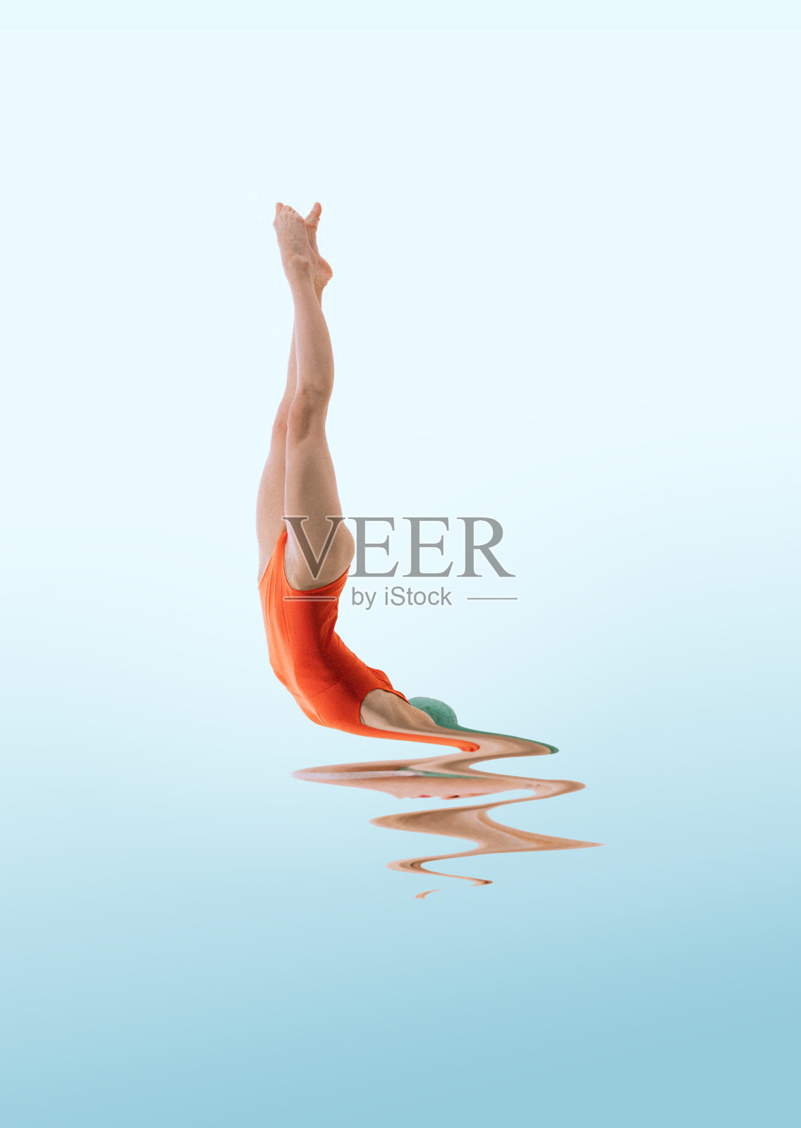 穿着橙色泳装的苗条女孩潜入静止的水中,在渐变的蓝色背景上产生镜像反射。平静和自然。当代艺术拼贴。照片摄影图片