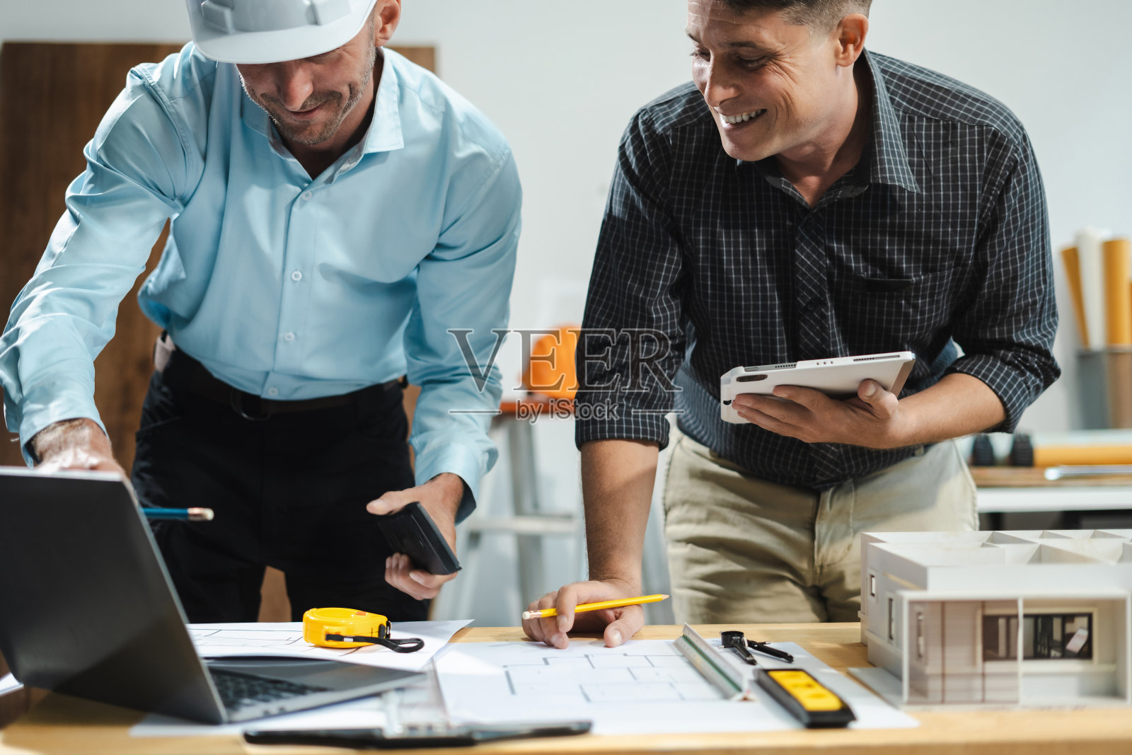 白种建筑师,在公司办公室与合作伙伴一起进行项目蓝图会议。照片摄影图片