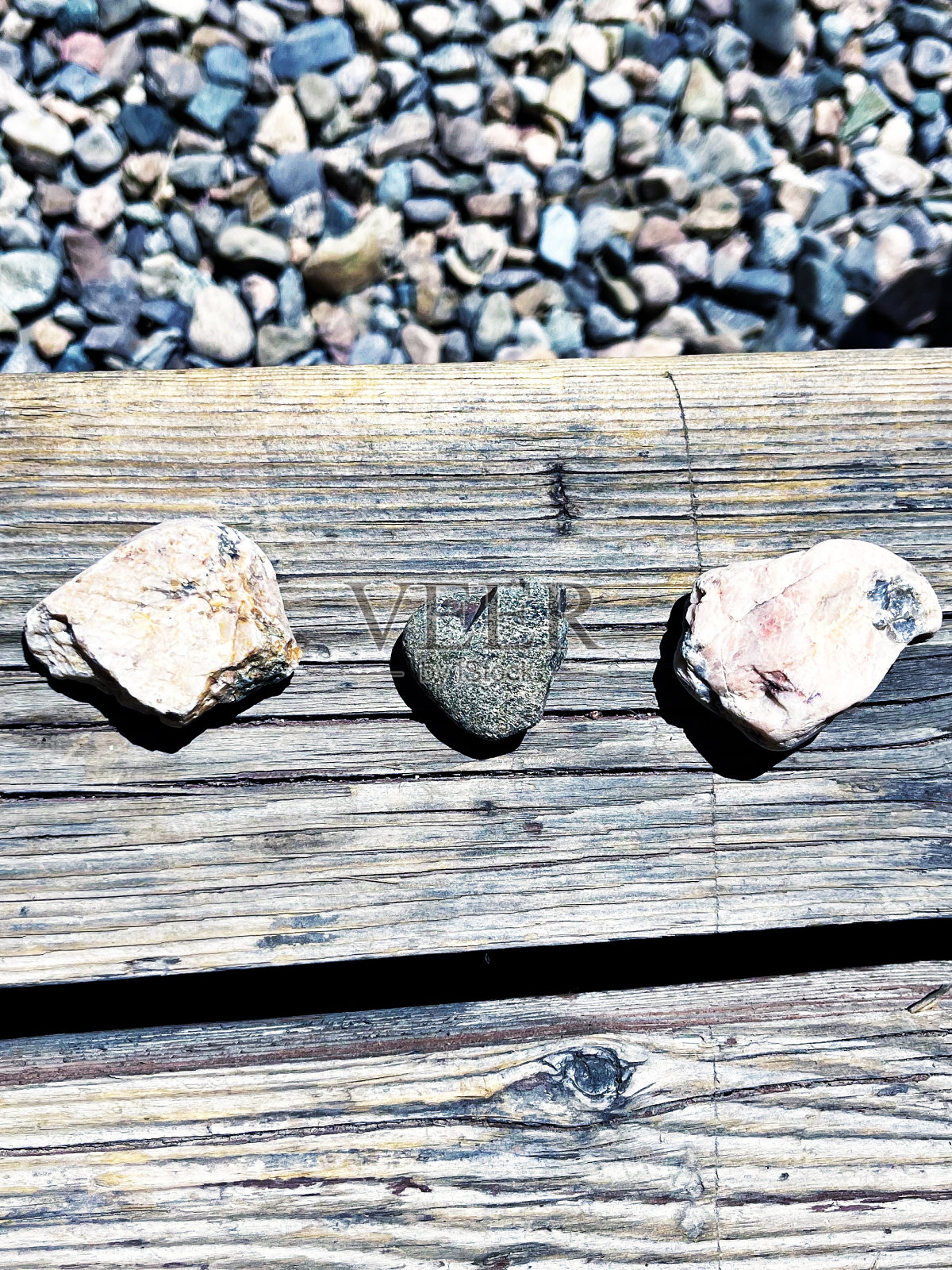 木头上的心形石头照片摄影图片