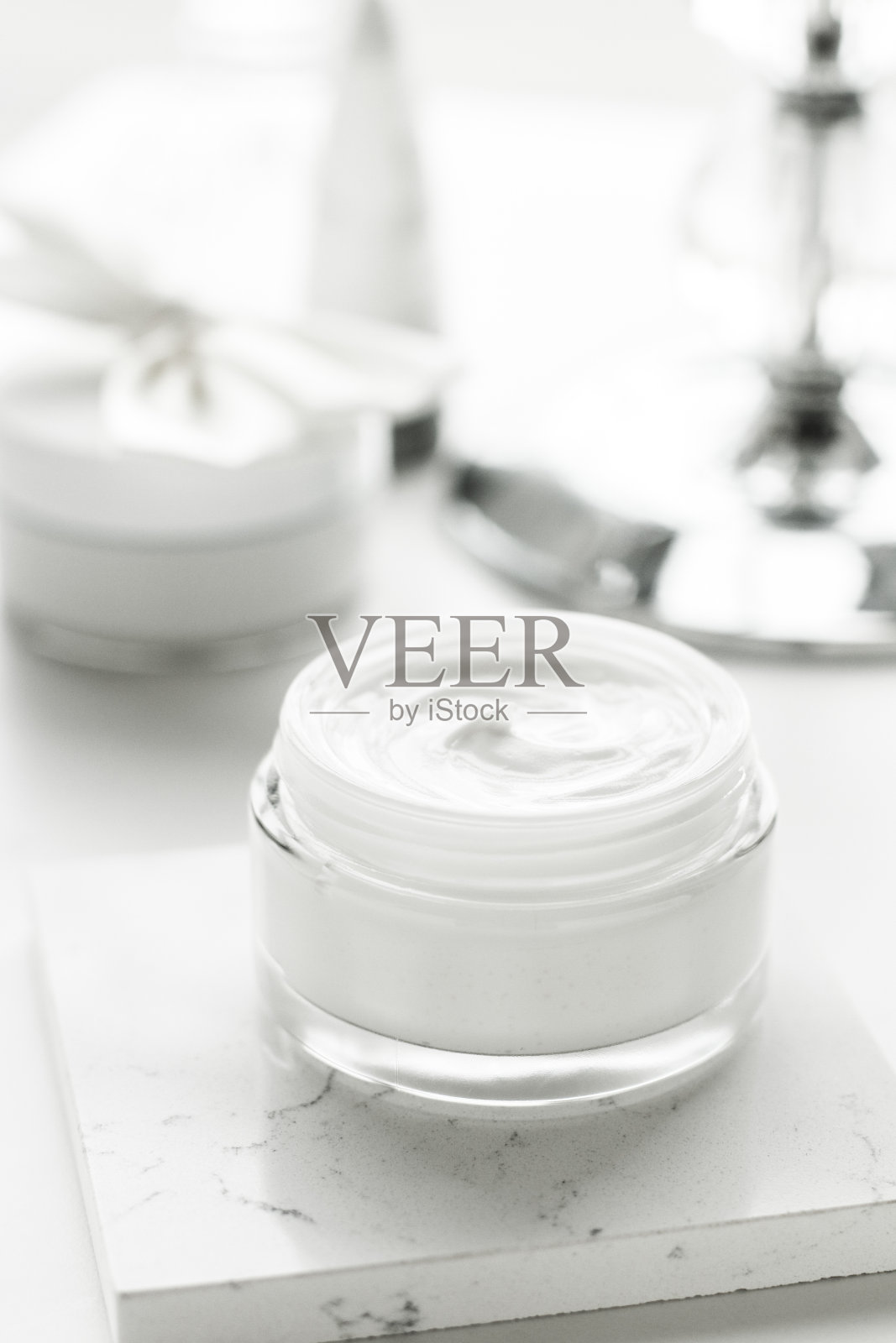 浴室里的奢侈护肤化妆品照片摄影图片