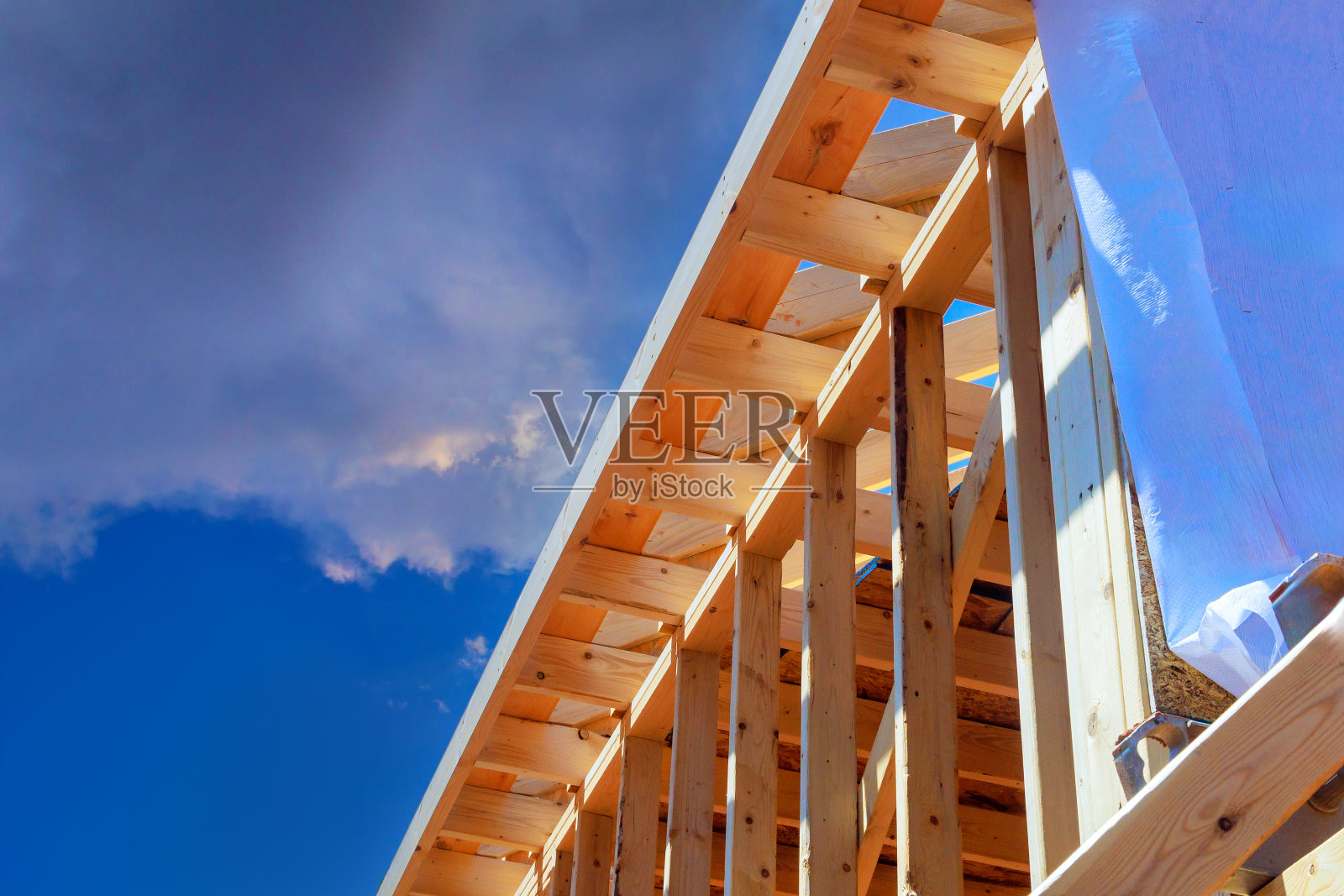 在新住宅的建造过程中,木框架梁被用来在墙壁上建造框架照片摄影图片