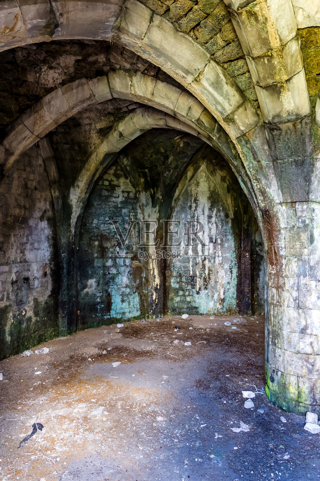 威尔士梅瑟蒂德菲尔附近废弃的13世纪莫莱城堡唯一幸存的房间照片摄影图片