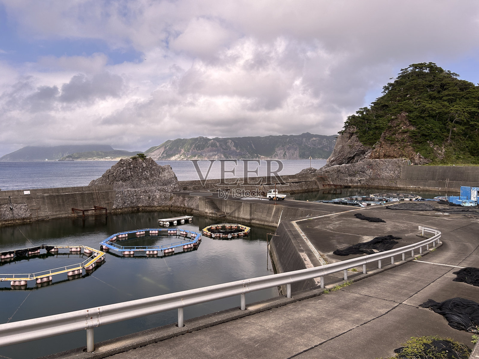 在日本东京,志岛只是一个很小的岛屿,周围是崎岖的海湾和沙滩照片摄影图片