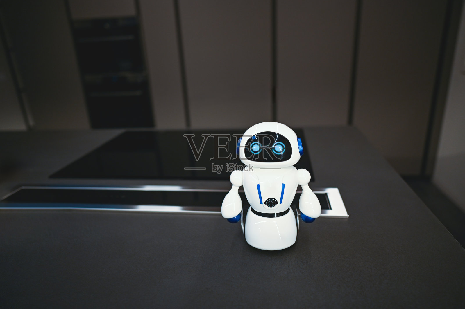 现代房子里的机器人。照片摄影图片