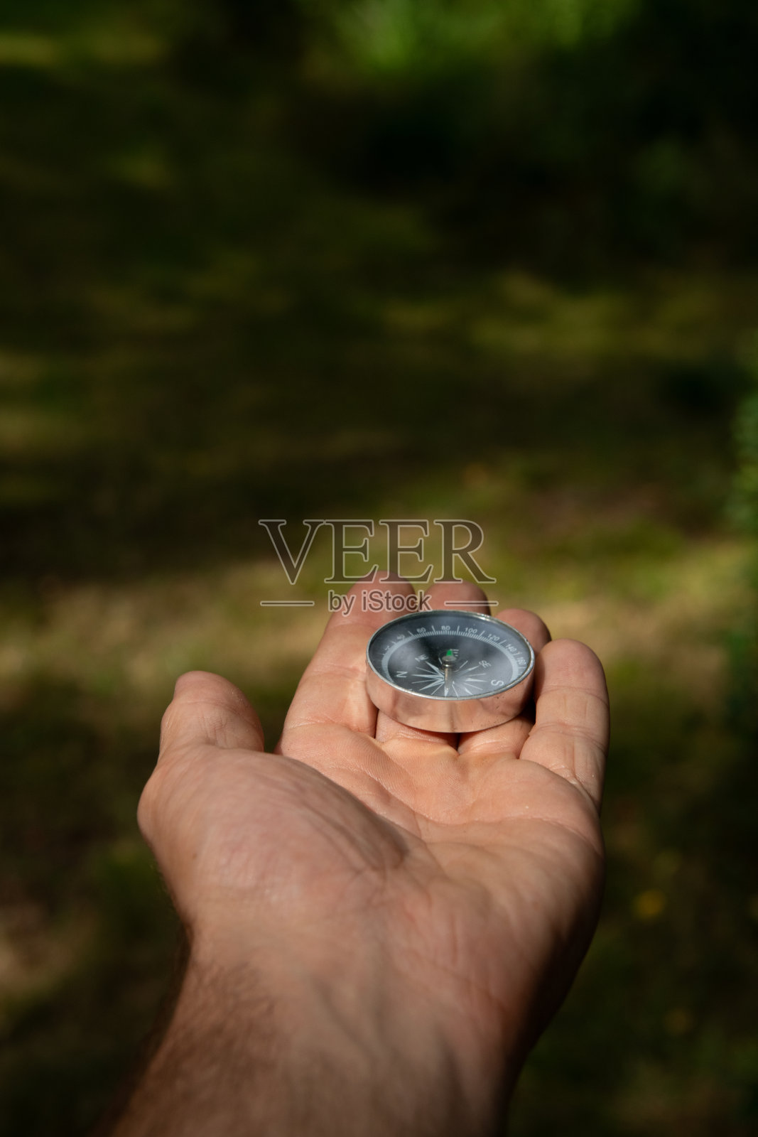 指南针:拿着罗盘寻找方向的手照片摄影图片