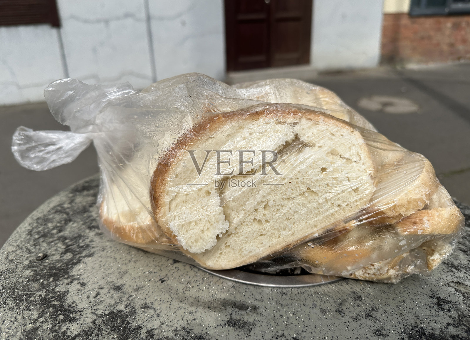 包装好的面包放在垃圾桶的顶部照片摄影图片