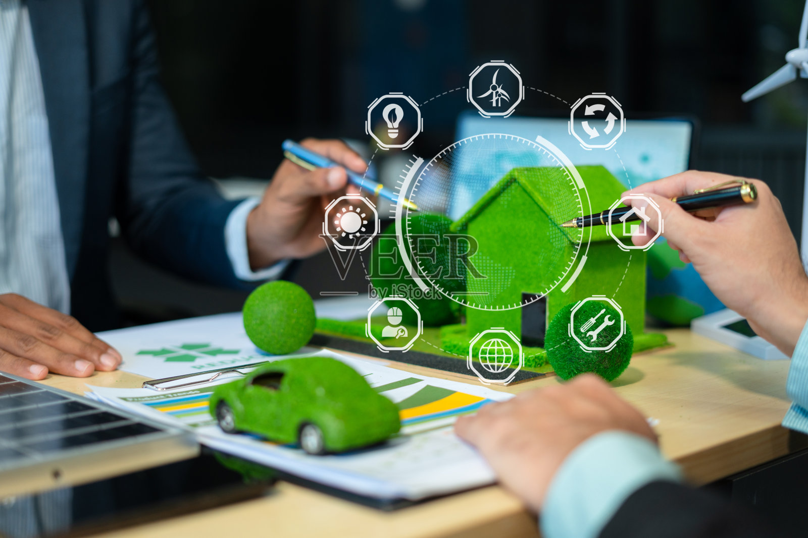 两位同事讨论数据工作和平板电脑,笔记本电脑与建筑工地项目,可再生能源和可持续发展,以及太阳能电池板的概念。照片摄影图片