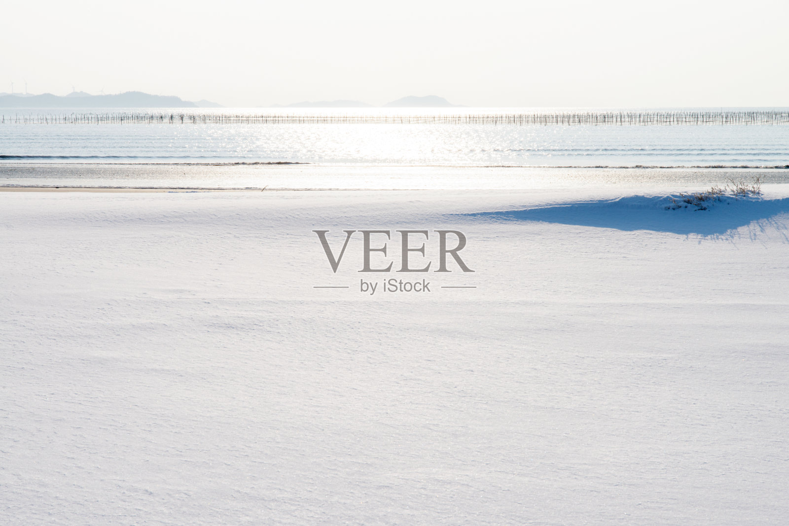 海边被雪覆盖的泥滩照片摄影图片