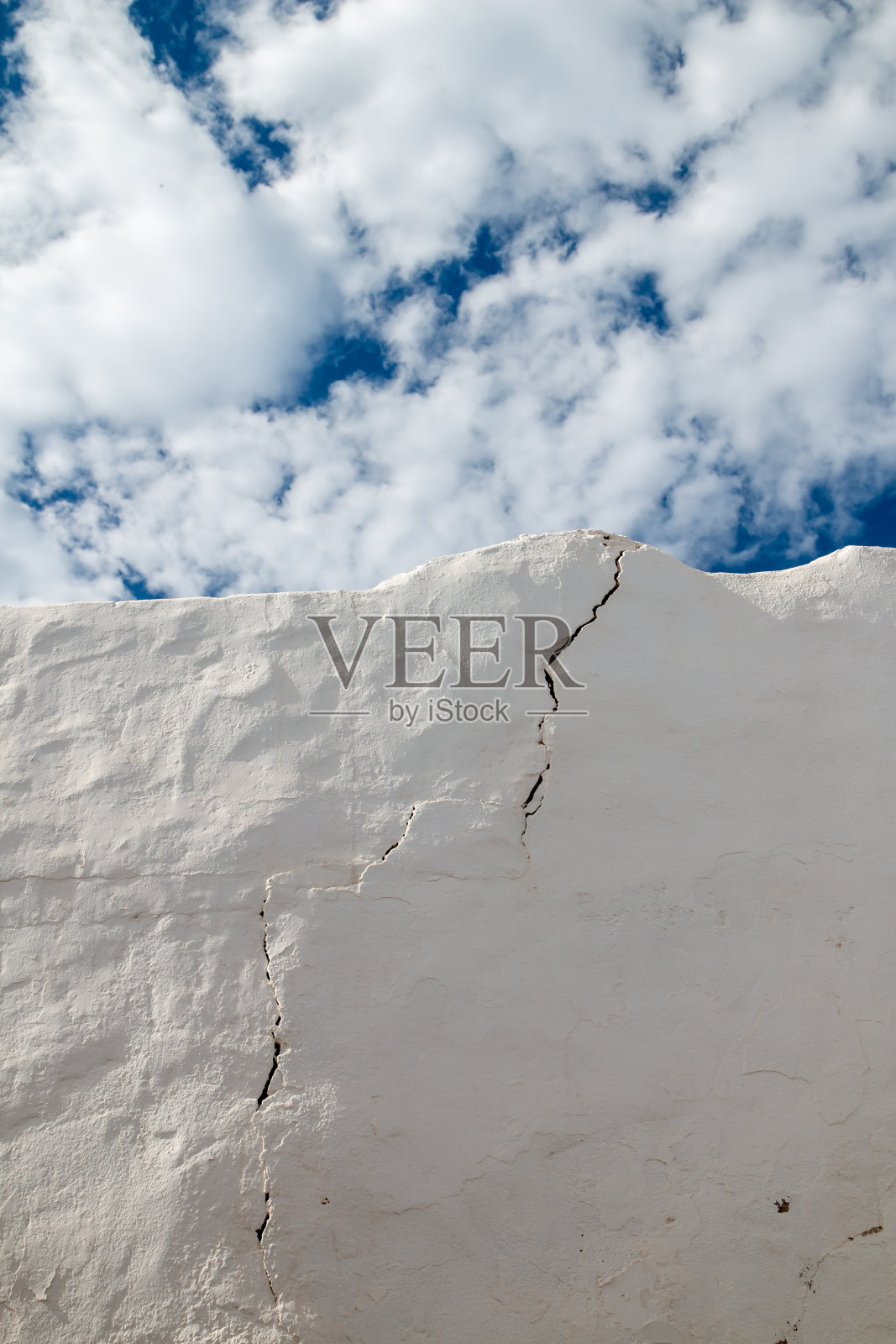 西班牙,破碎的白墙和多云的天空照片摄影图片