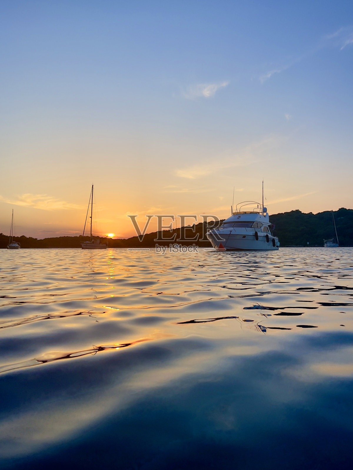 红色夕阳下的游艇照片摄影图片