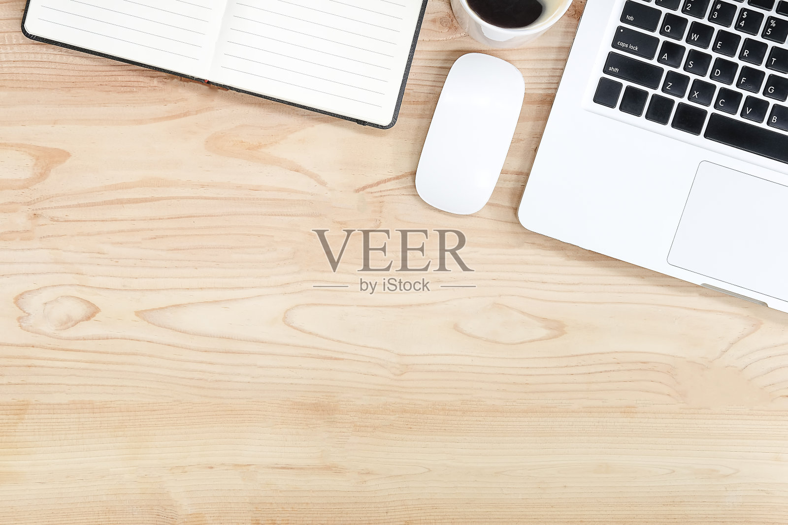 木桌上日记和笔记本电脑的正上方镜头照片摄影图片