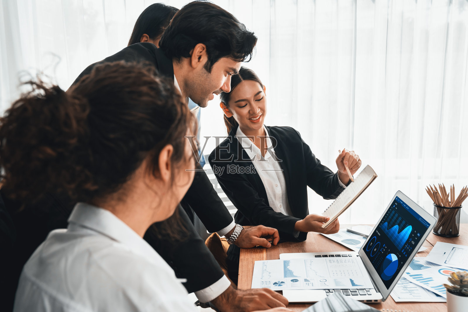 业务分析小组分析财务数据报告。服装照片摄影图片