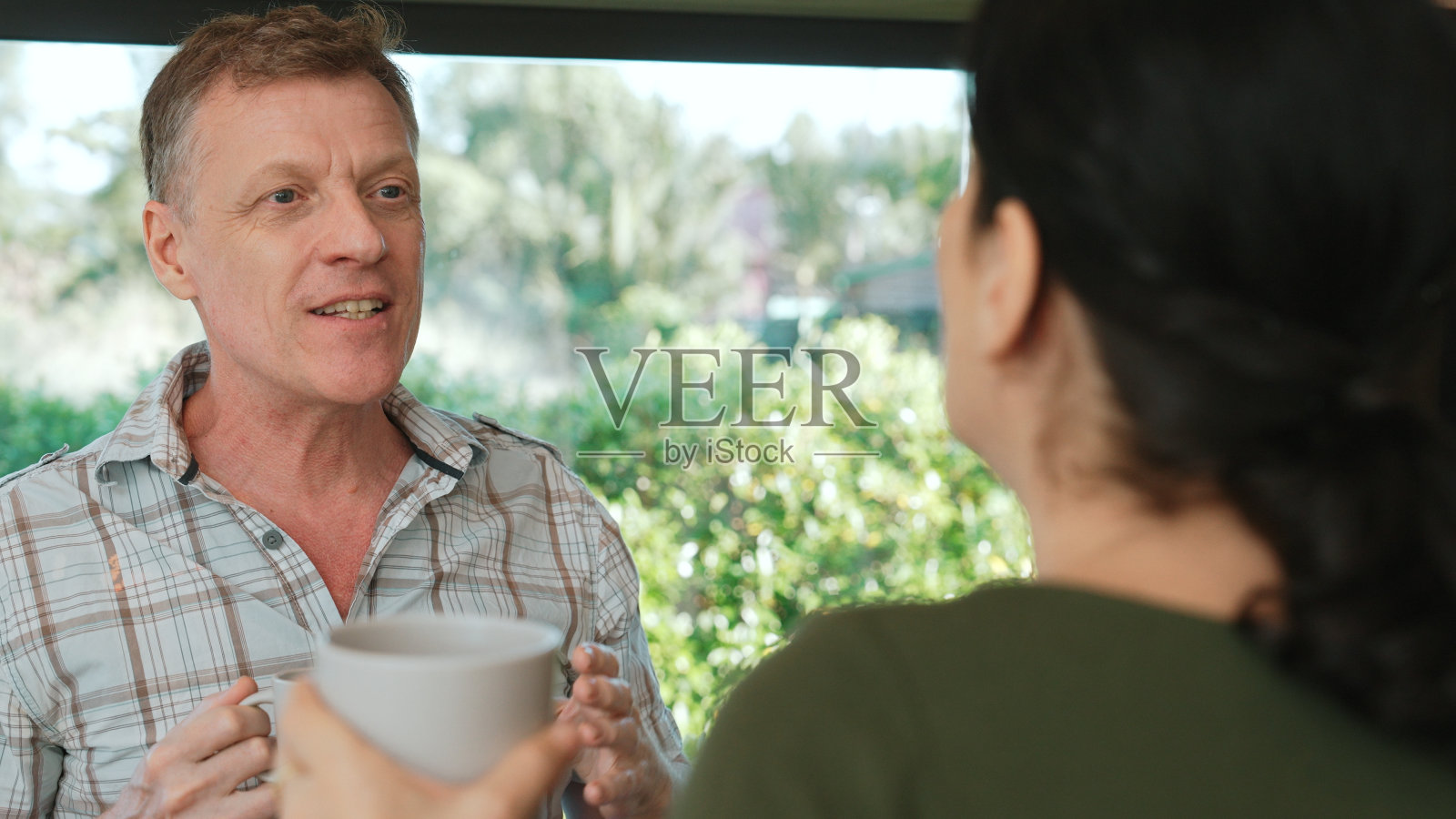 幸福的老夫妻在厨房里谈论好事或好消息。散度。照片摄影图片