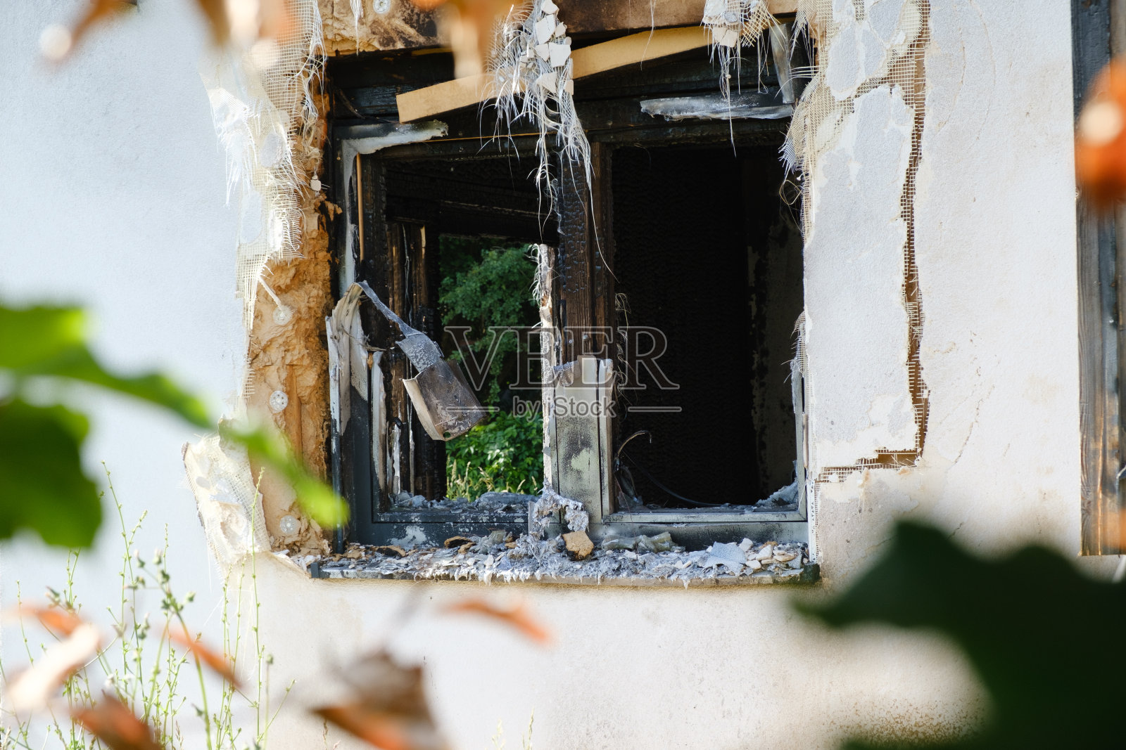 烧毁的独栋房子的双层窗户被毁照片摄影图片