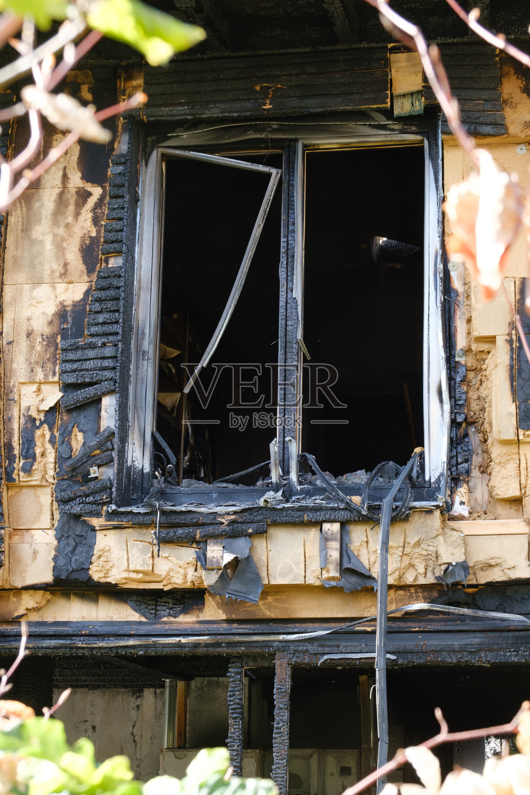 烧毁的独户住宅一楼窗户被毁照片摄影图片