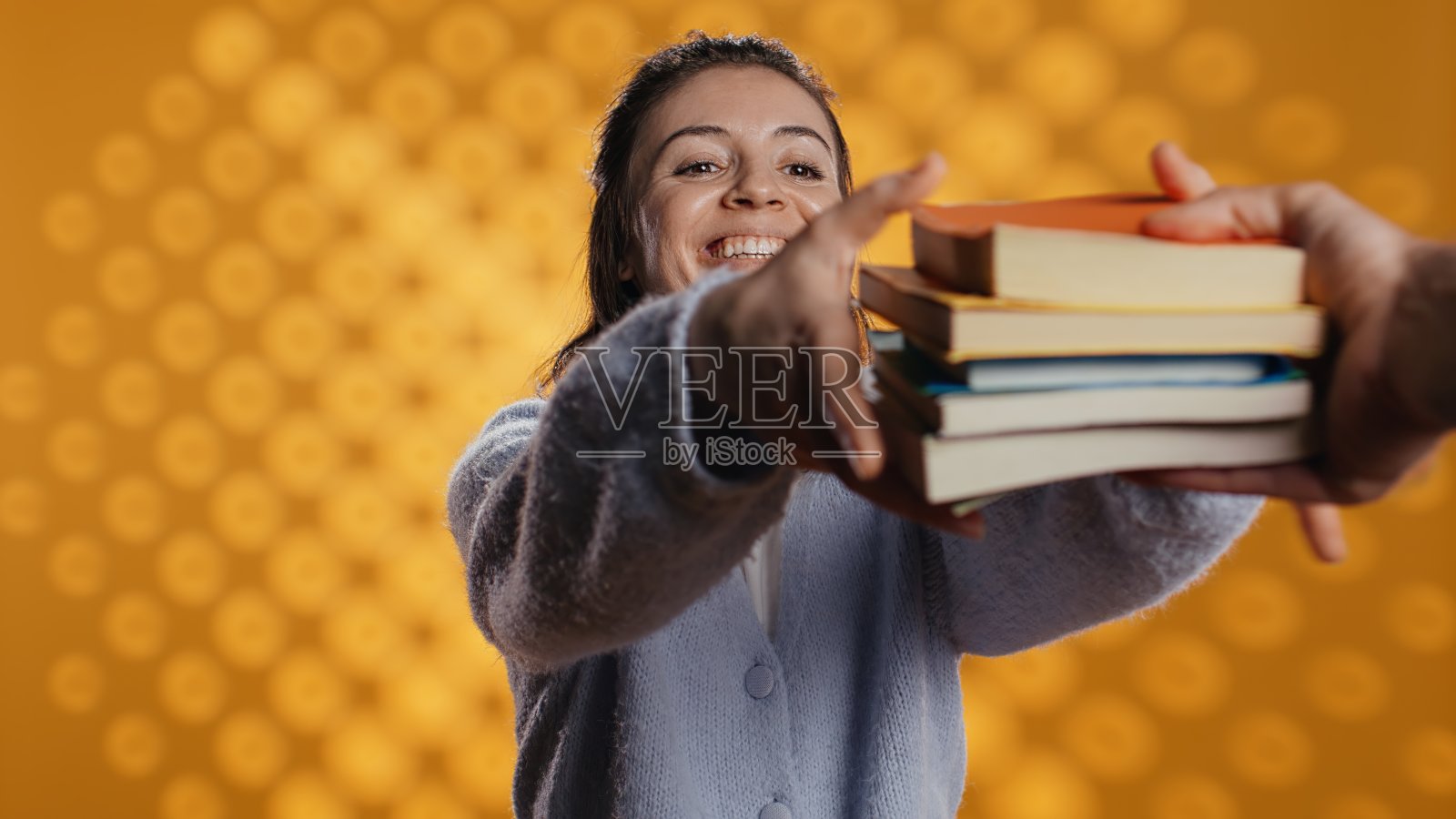 开朗的女人高兴地收到朋友寄来的一摞书,兴奋地读着照片摄影图片