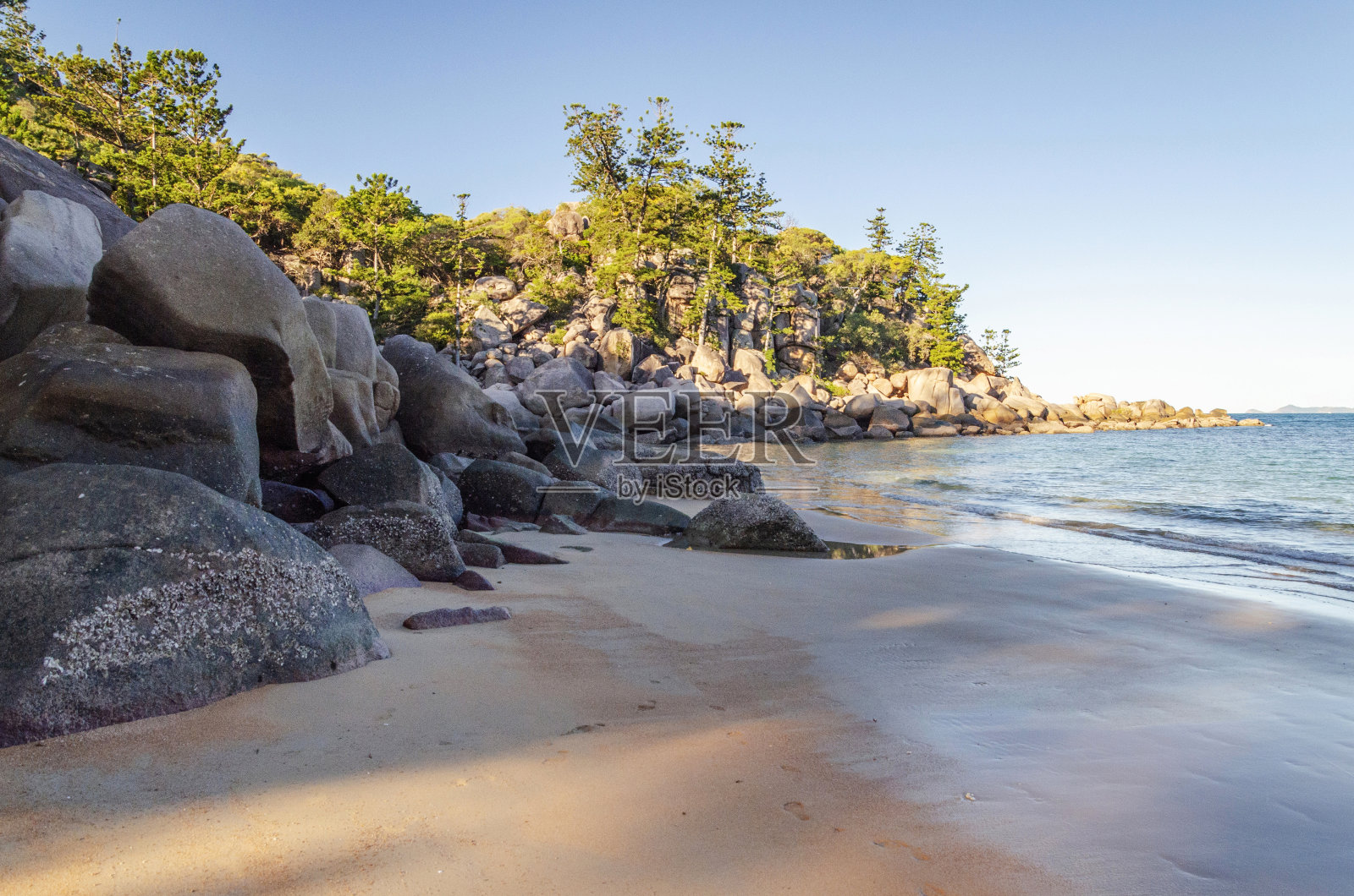 风景如画的金色沙滩亚瑟海滩,花岗岩巨石和绿松石水,澳大利亚昆士兰州磁岛。照片摄影图片