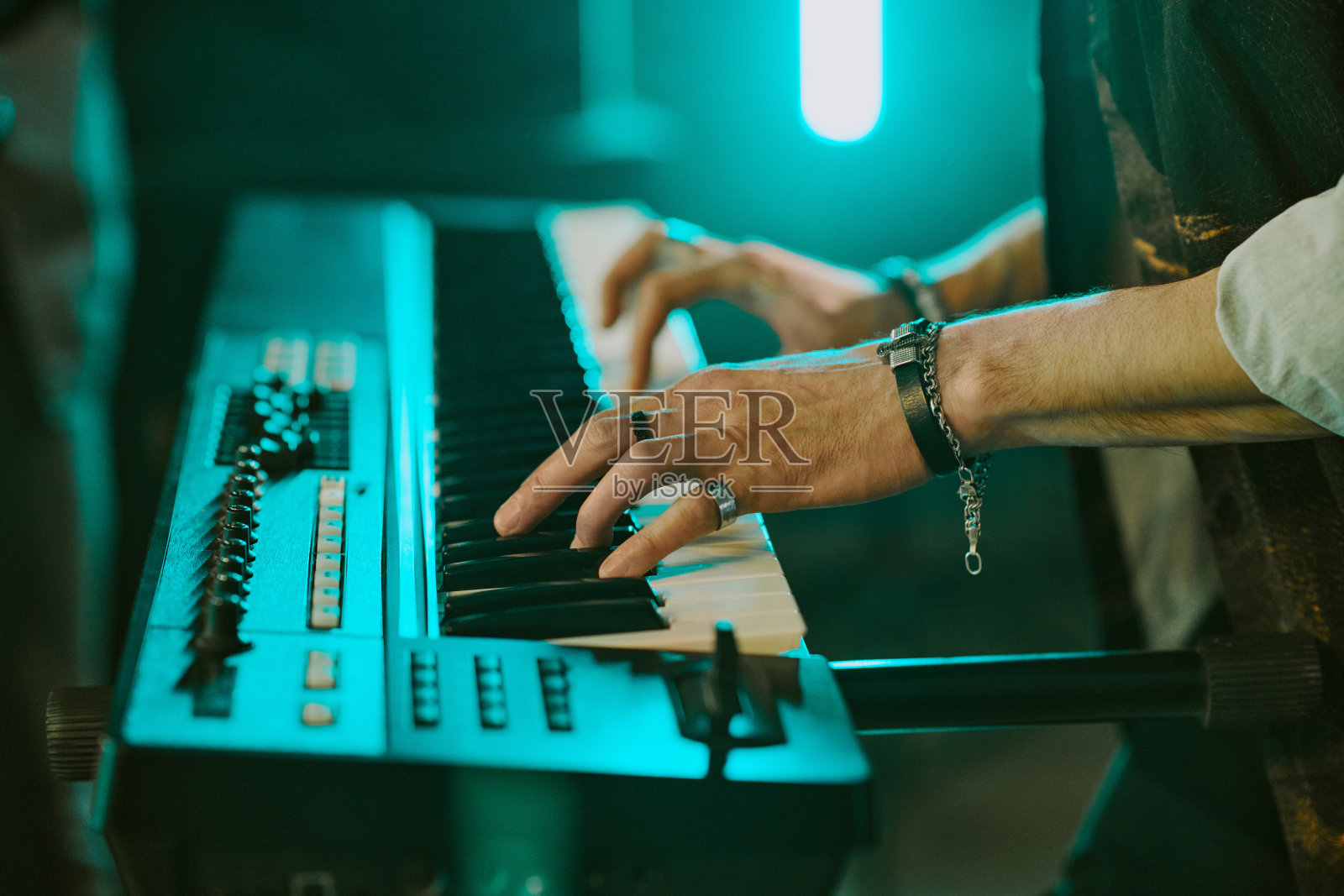 不认识的人在玩键盘照片摄影图片